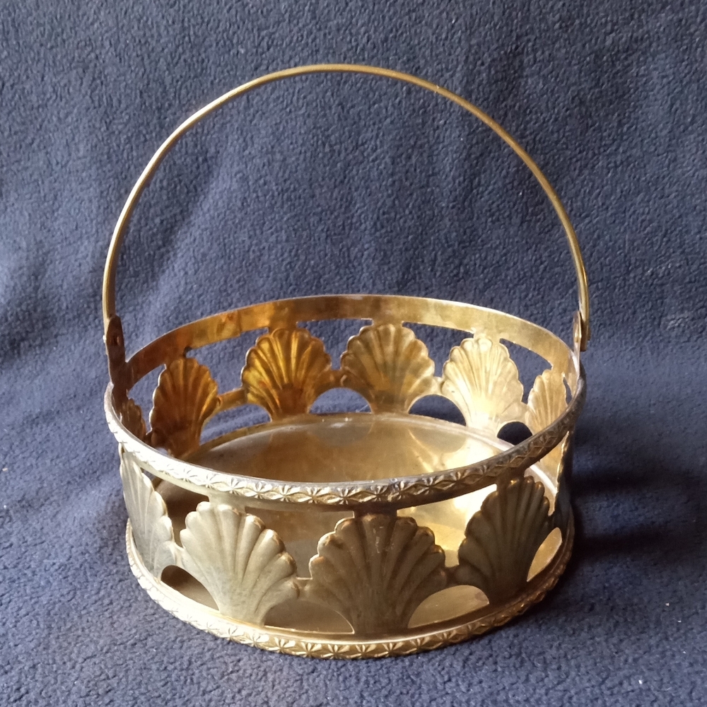 VINTAGE ROUND BRASS BASKET w/ Ornate Shell Design & Articulated Handle 6.5"x6.5"